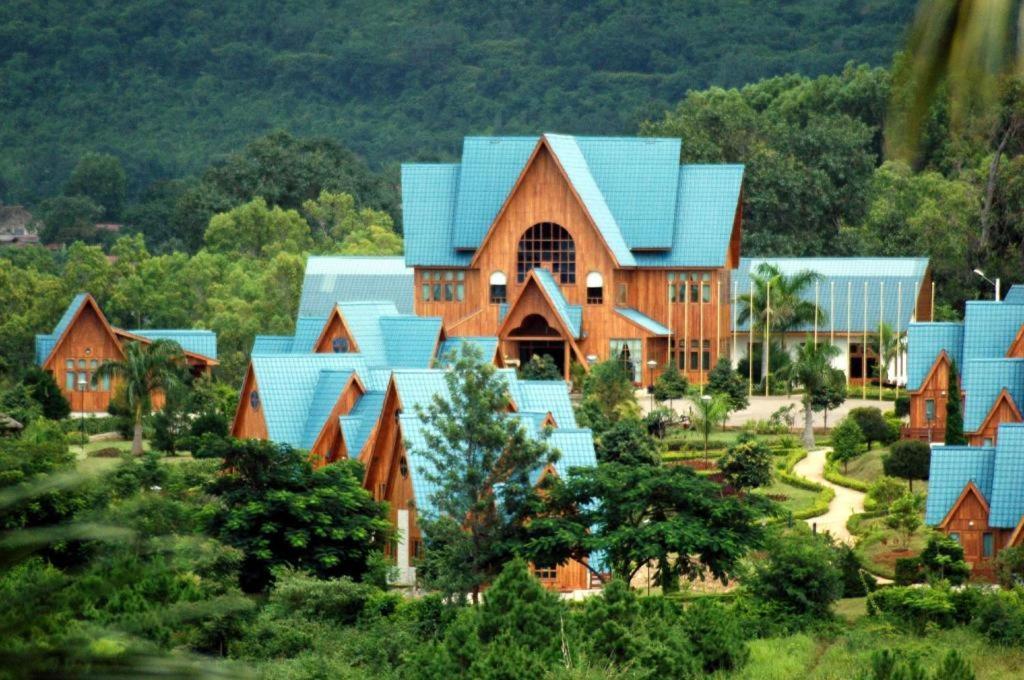 Aye Thar Yar Golf Resort Taunggyi Buitenkant foto